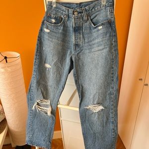 Levi's® 501® Cropped Straight-Leg High Rise
Jeans medium wash